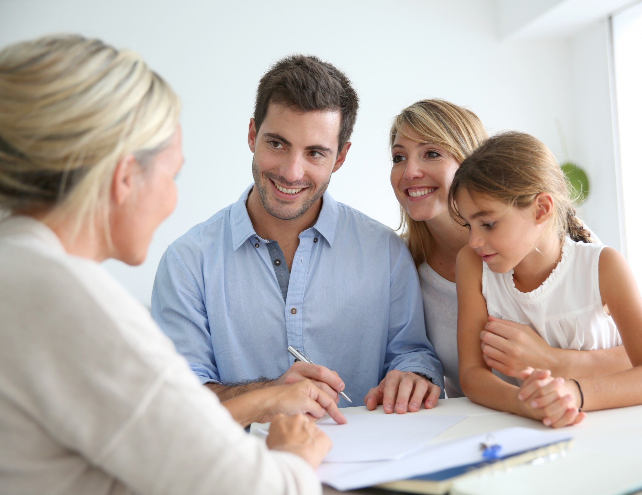 Gl�ckliches Ehepaar vertraut auf Immobilienmakler Muster Immobilien