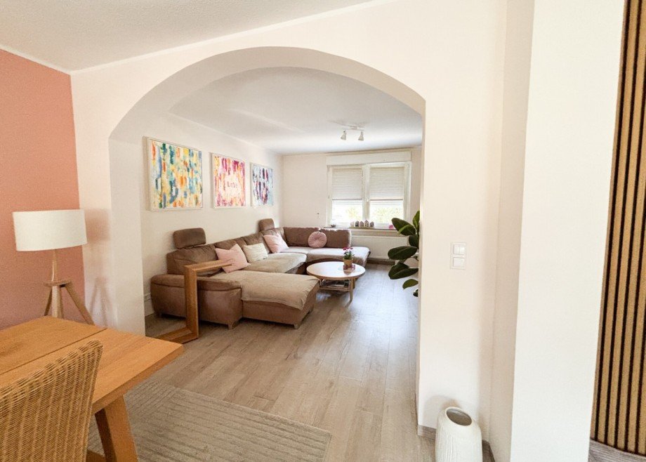 Blick vom Essbereich zum Wohnzimmer Einfamilienhaus Bochum